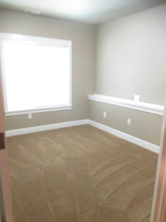 Building Photo - Lovely 3 Bedroom 2 bathroom lower level un...