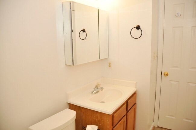 Building Photo - Charming End-Unit Townhouse in Mt. Airy Manor Community