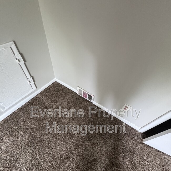 Building Photo - 4030 N Catherwood Ave