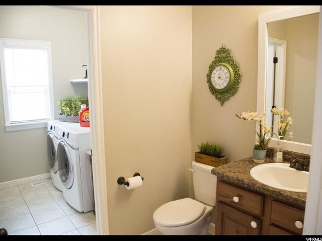 Building Photo - Beautiful Executive Daybreak Home Available!