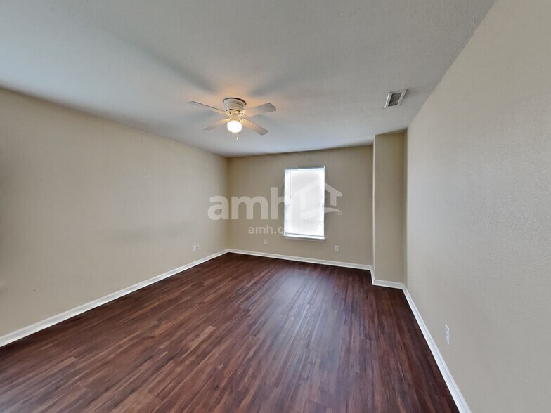 Building Photo - 1622 Carriage Cir