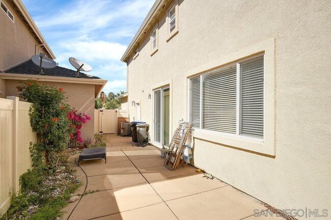 Building Photo - 2811 W Canyon Ave.