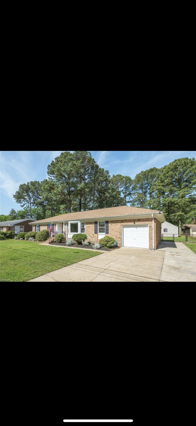 Building Photo - "Charming 4-Bedroom Portsmouth Retreat with Fireplace & Gleaming Hardwood Floors-Room Rental Offe...