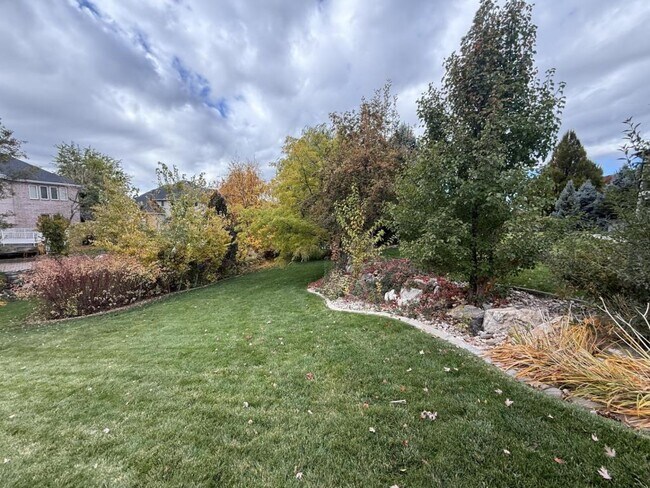 Building Photo - 1615 E Lakeview Way