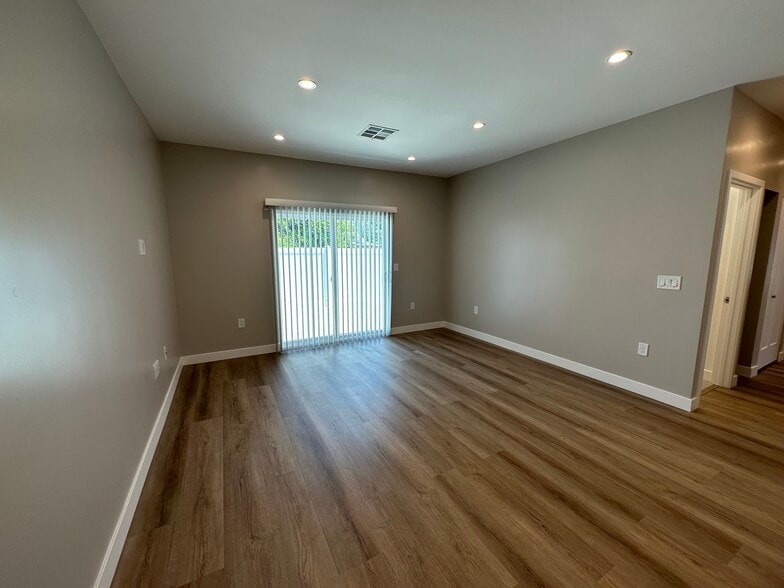 Building Photo - 8436 Oakdale Ave