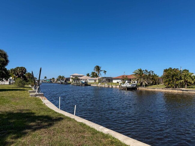 Building Photo - "Spacious 3-Bed Sanctuary with 3.5 Baths in Charming Port Charlotte!"