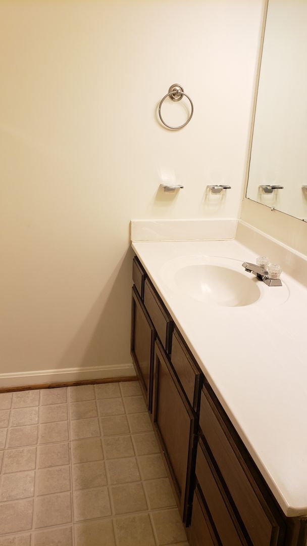 Building Photo - Convenient Location and Great Price!