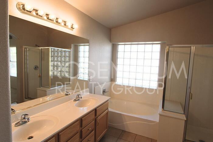 Building Photo - 940 S Lafayette Dr