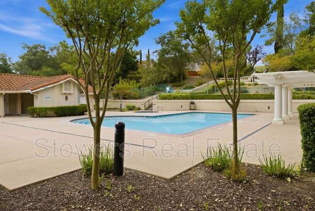 Building Photo - 350 Bellflower Dr