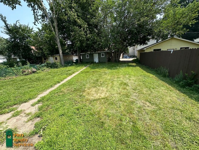 Building Photo - 2 Bedroom Upper Level Duplex Unit