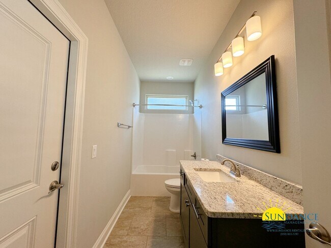 Building Photo - Exquisite 4 Bedroom Home in Navarre Near Beaches & Amenities!