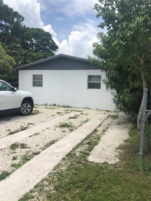 Building Photo - 839 NW 14th Way