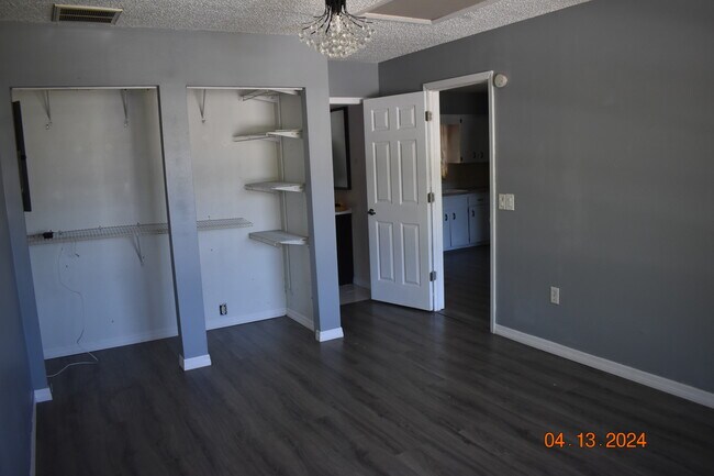 Building Photo - 5510 W Hesse Ct