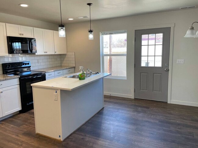 Building Photo - 103 E Ravenna Ln