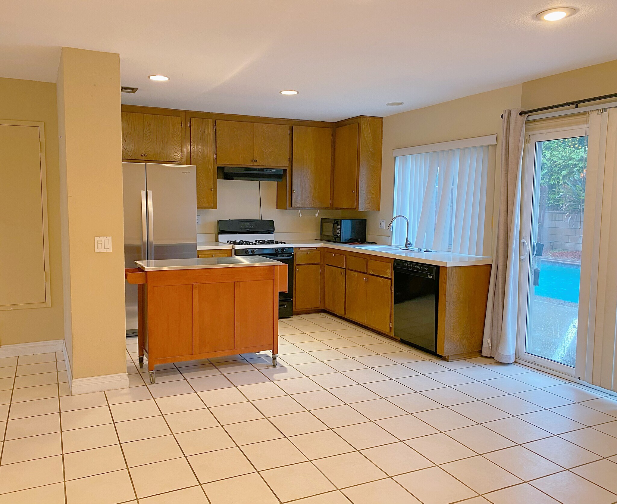 Building Photo - 324 S Palo Cedro Dr