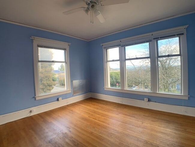 Building Photo - 621 23rd Ave E