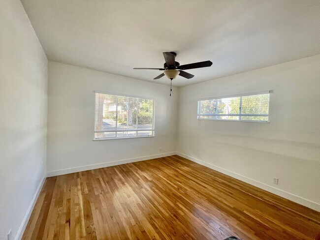 Building Photo - Charming 2 Bedroom Westside Home - Available Now