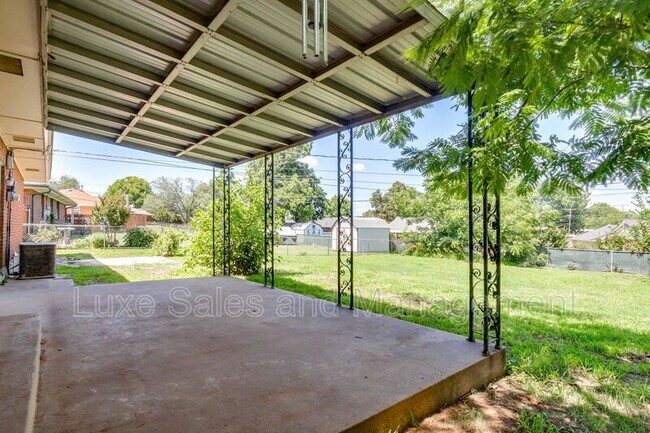 Building Photo - 3516 Mt Pleasant Dr