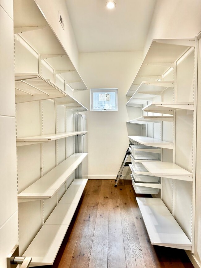 Building Photo - 6 BR / 4 BA – 4,100 SQ FT with Patio, Full Outdoor Grill, and Hot Tub