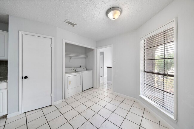 Building Photo - 13938 Plantation Valley Dr