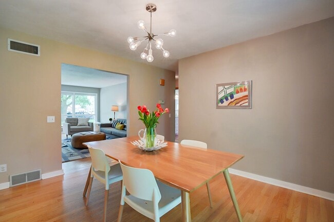 Building Photo - Charming West Side Single Family Home with Mid Century Modern feel