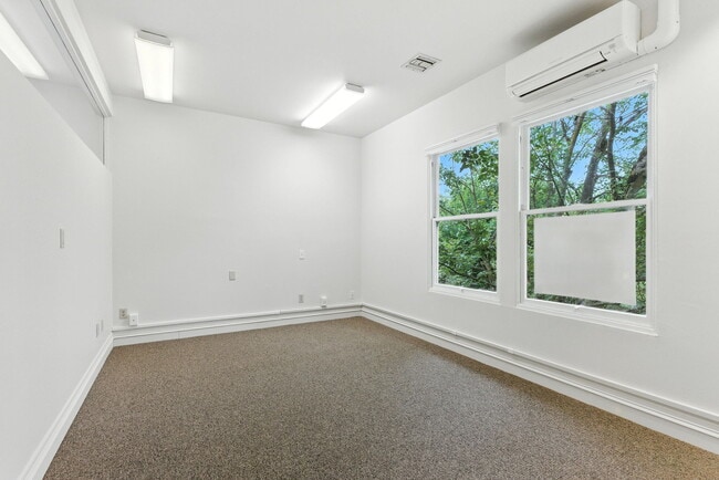 Building Photo - 906 NW 23rd Ave