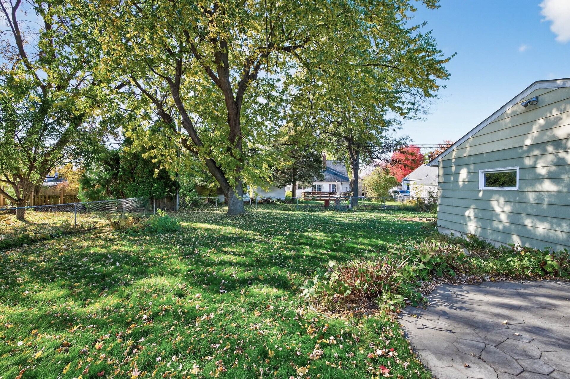 Building Photo - 1049 Sterling St N