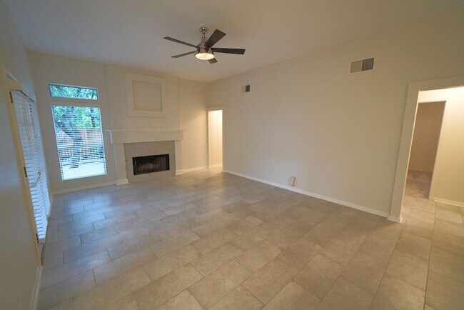 Building Photo - Beautiful Home in the desirable Shavano Ga...