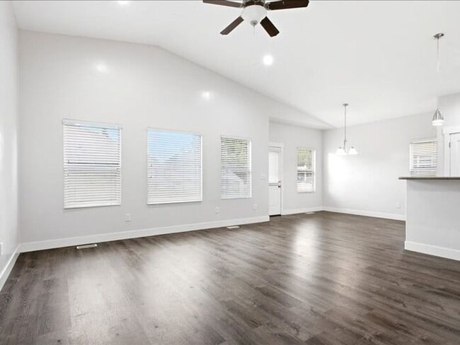 Building Photo - S Jordan-Beautiful 5 bed 3 bath family home