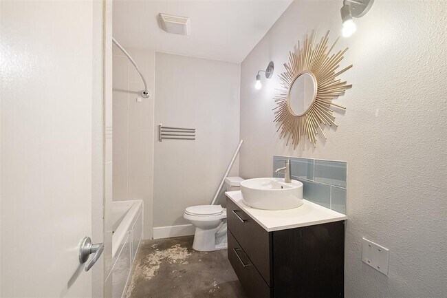 Building Photo - 2025 Monarch Dr
