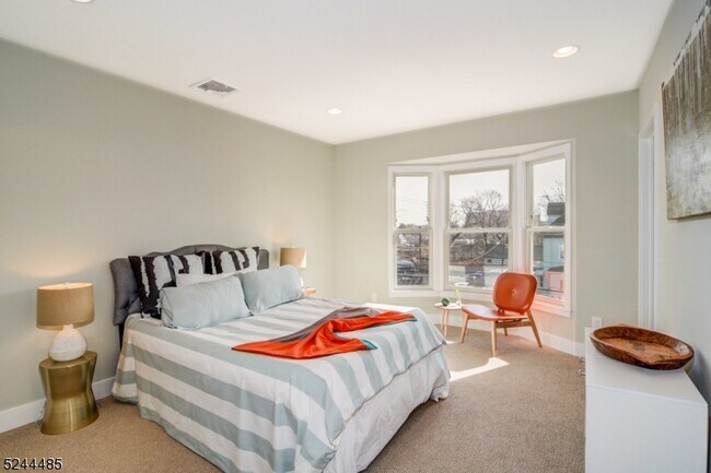 Building Photo - 92 Grove St