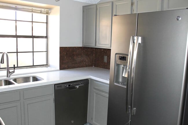 Building Photo - 4901 E Kelton Ln