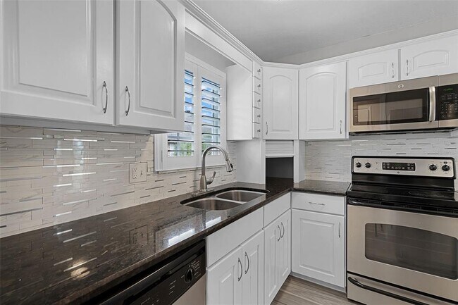 Building Photo - 1252 Villa Ln