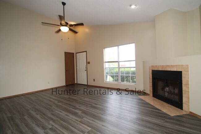 Building Photo - Willowsprings Two Bedroom Cutie!