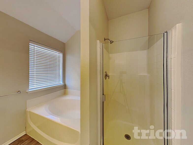 Building Photo - 1615 Hillside Dr