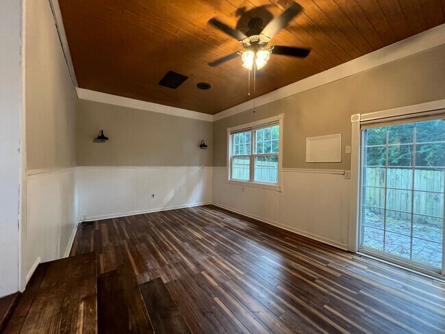 Building Photo - Cute 3 Bed 2 Bath!
