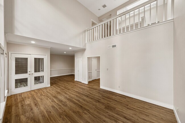 Building Photo - 250 Sugar Berry Cir