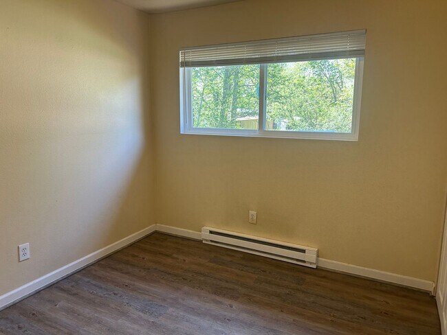 Building Photo - Spacious Townhouse-Style Condo with Patio! W/S/G included