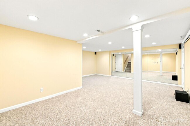 Building Photo - 350 Greenfield Rd