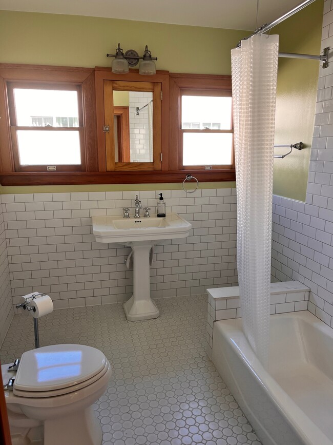 Main Bath - 1216 N Mariposa Ave