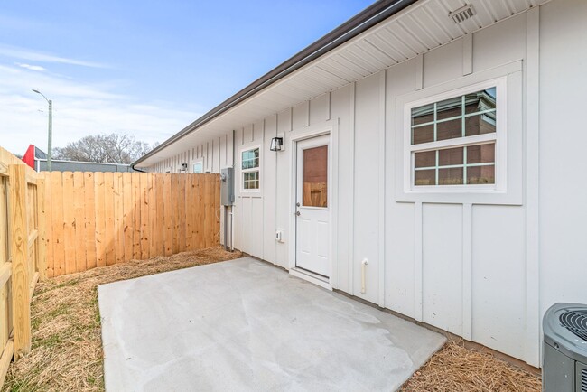 Building Photo - Beautiful Two Bedroom Duplex in Gastonia!