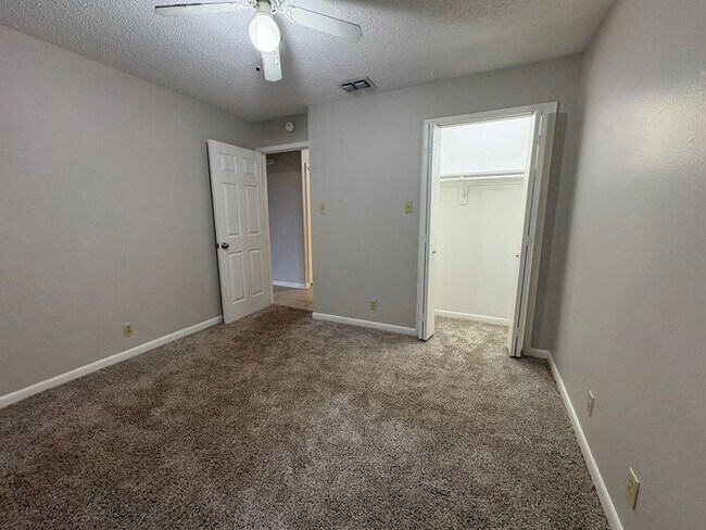 Building Photo - 3 Bed 2 Bath Apartment in Central Tyler! F...