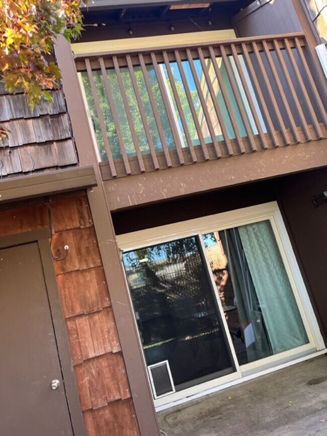 Building Photo - Redwood Park Estates Condo.  Available NOW!