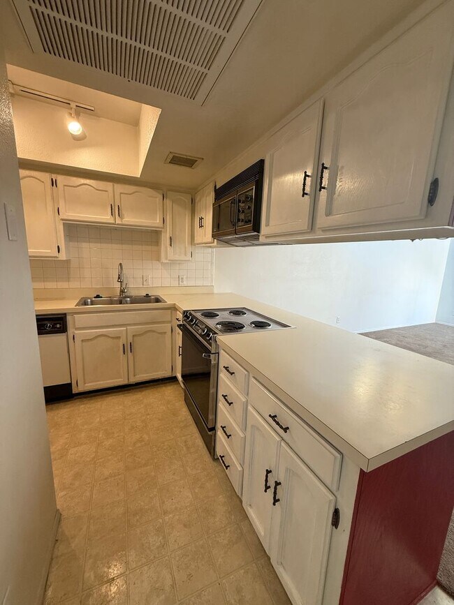Building Photo - Discover your cozy desert home in this 1-b...