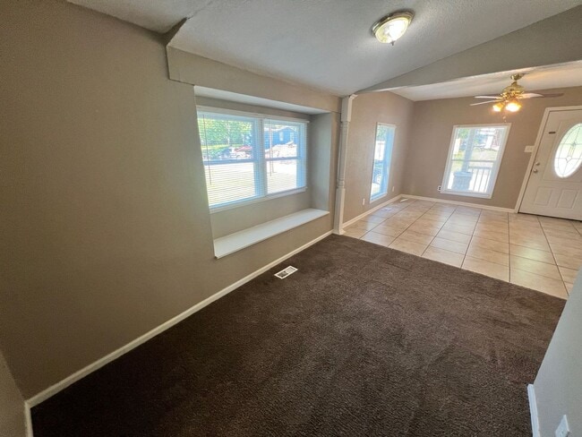Building Photo - Cozy 2 Bedroom Home with Large Backyard
