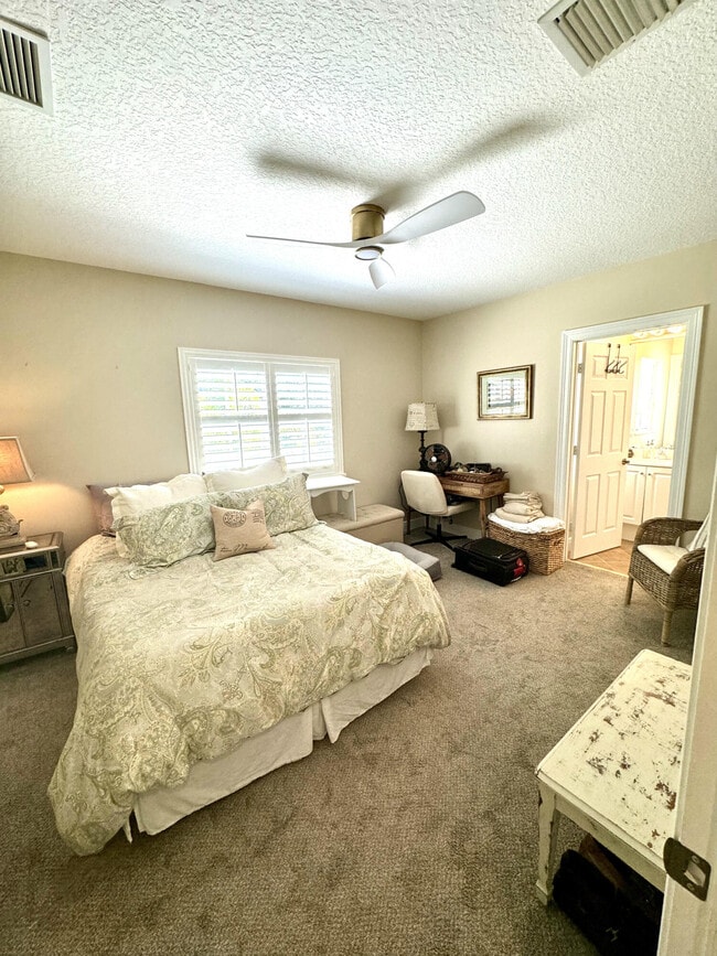 Building Photo - 4488 Hickory Dr