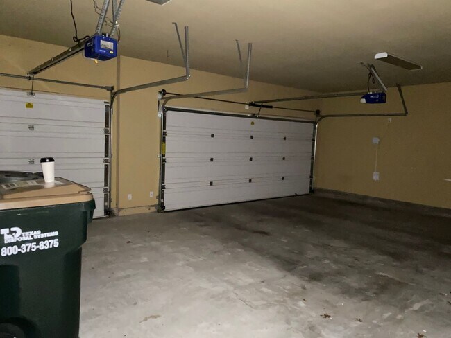 Building Photo - Spacious 3-Bedroom Home for Lease in the h...
