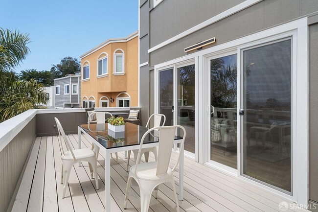 Building Photo - 628 Los Palmos Dr