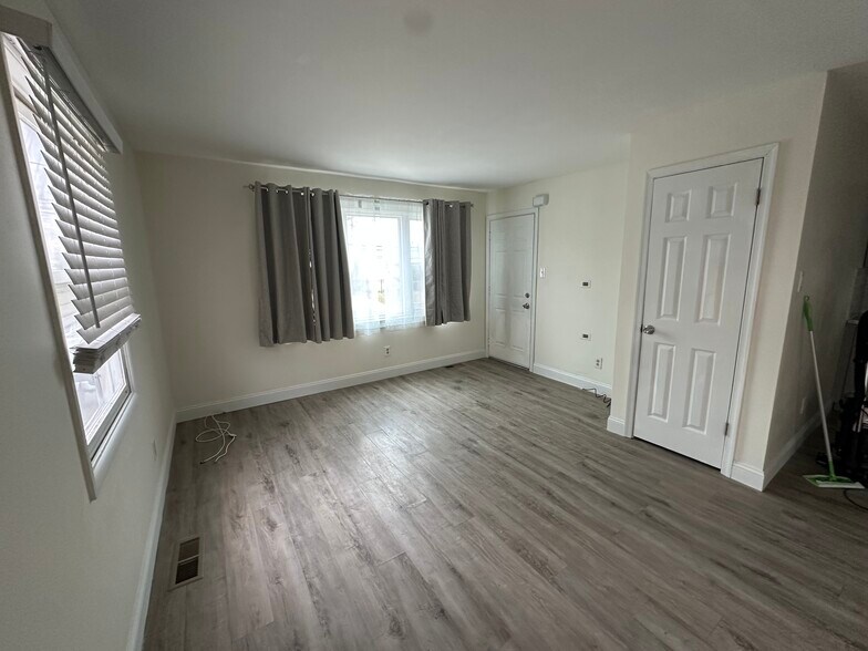 Building Photo - 1031 Lawnton Ter