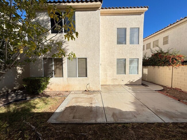 Building Photo - Gorgeous 3BED / 2.5 BATH home located in the gated community of Peccole Ranch. Make the Move for ...